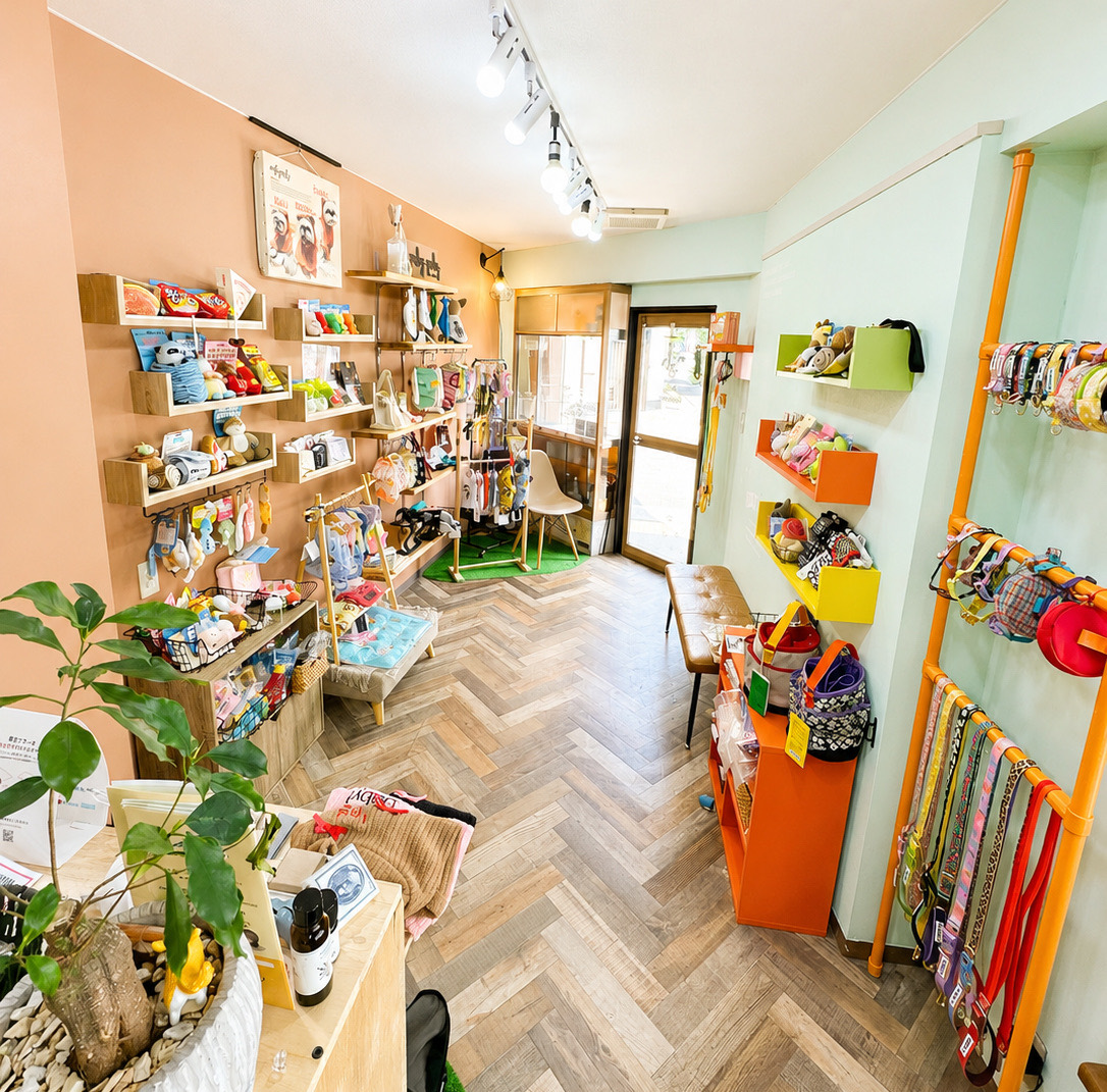 roly polyの店内。犬服やおもちゃが並ぶ棚