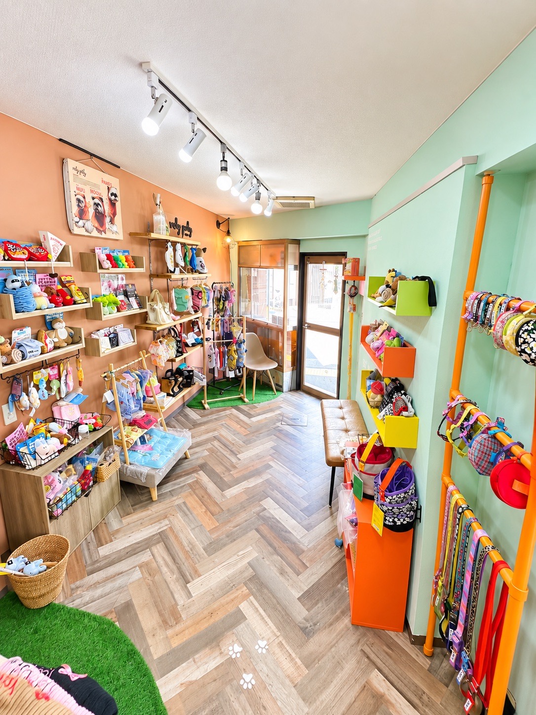 ヘリンボーンの床と芝生マットのある店内