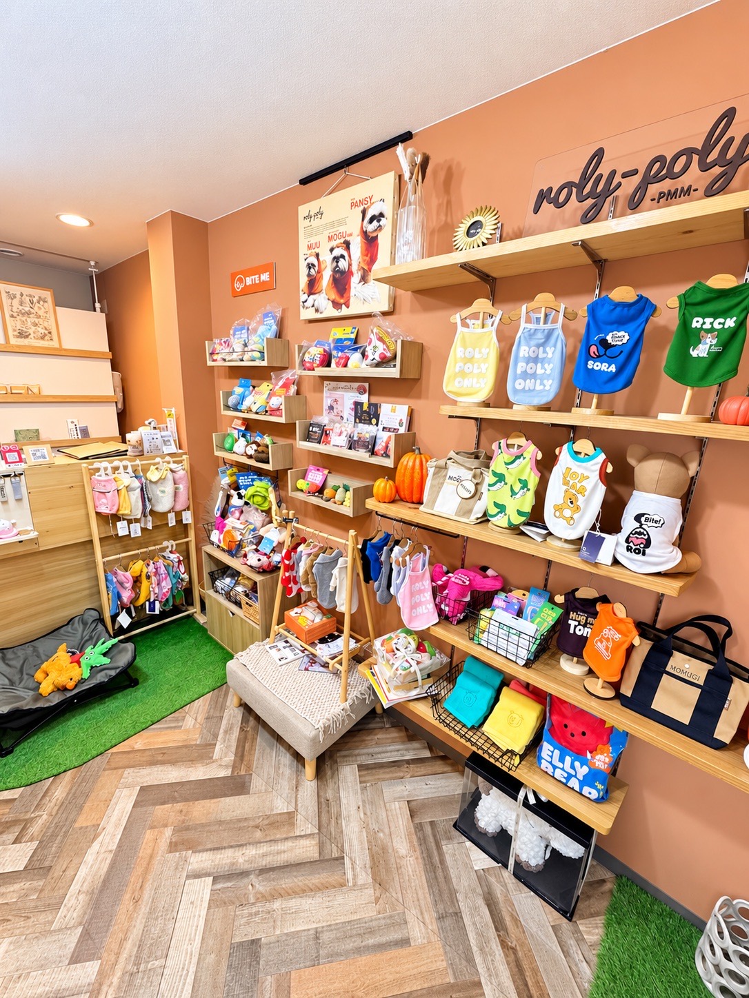 roly-polyのロゴがある店内の壁